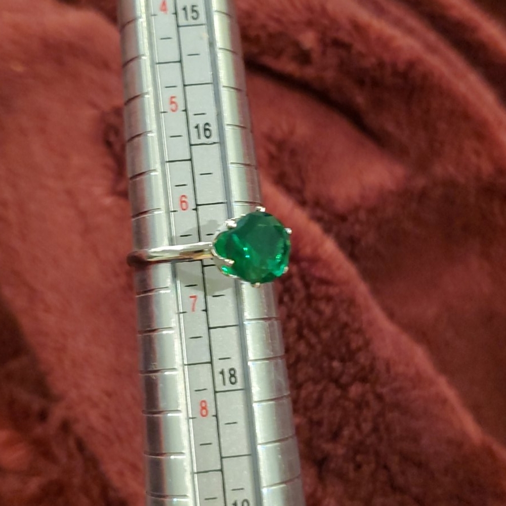 1.2 Carat AAA zirconia emerald birthstone ring - Picture 4 of 4